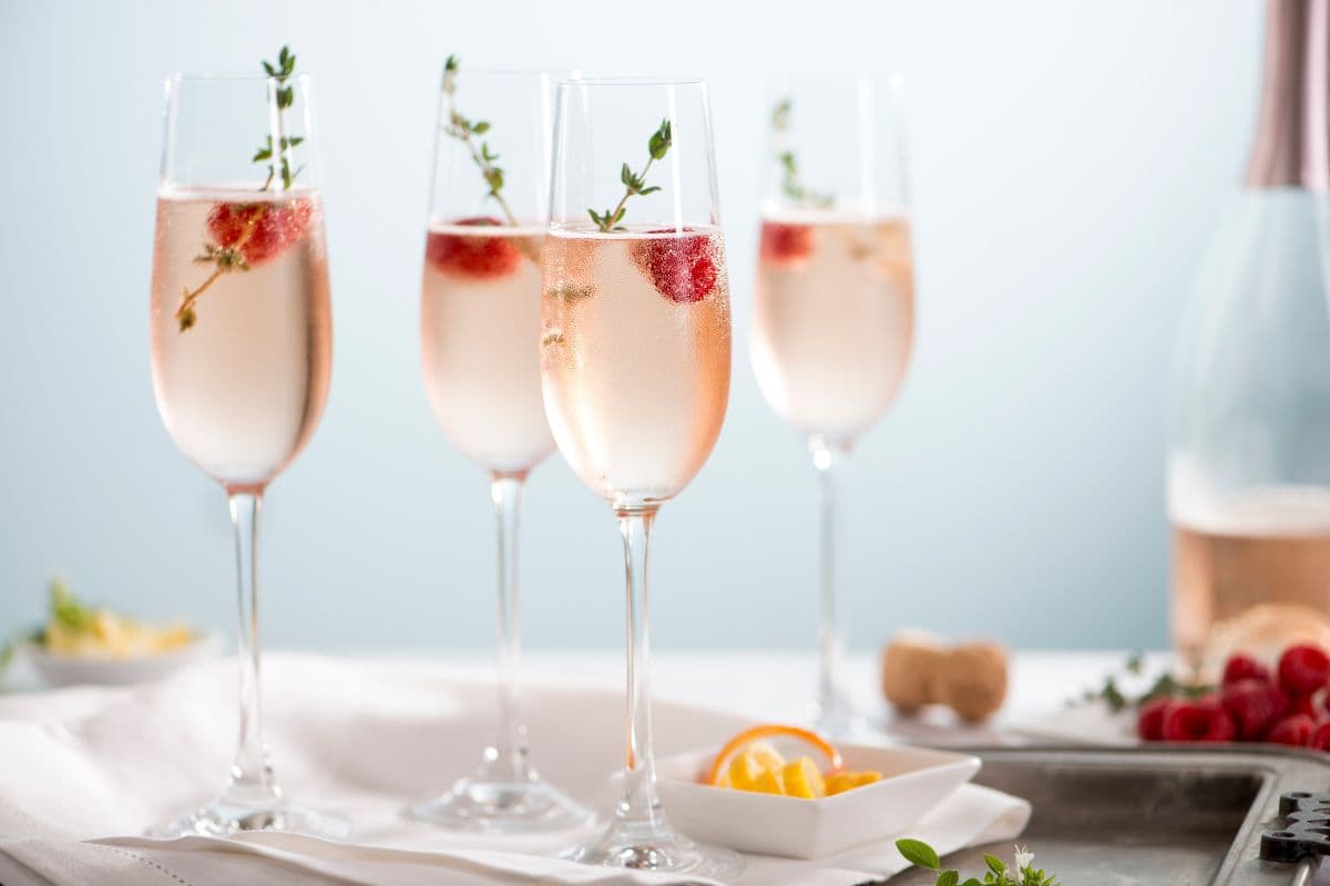 What Mixes Best with Champagne? Ultimate Cocktail Guide